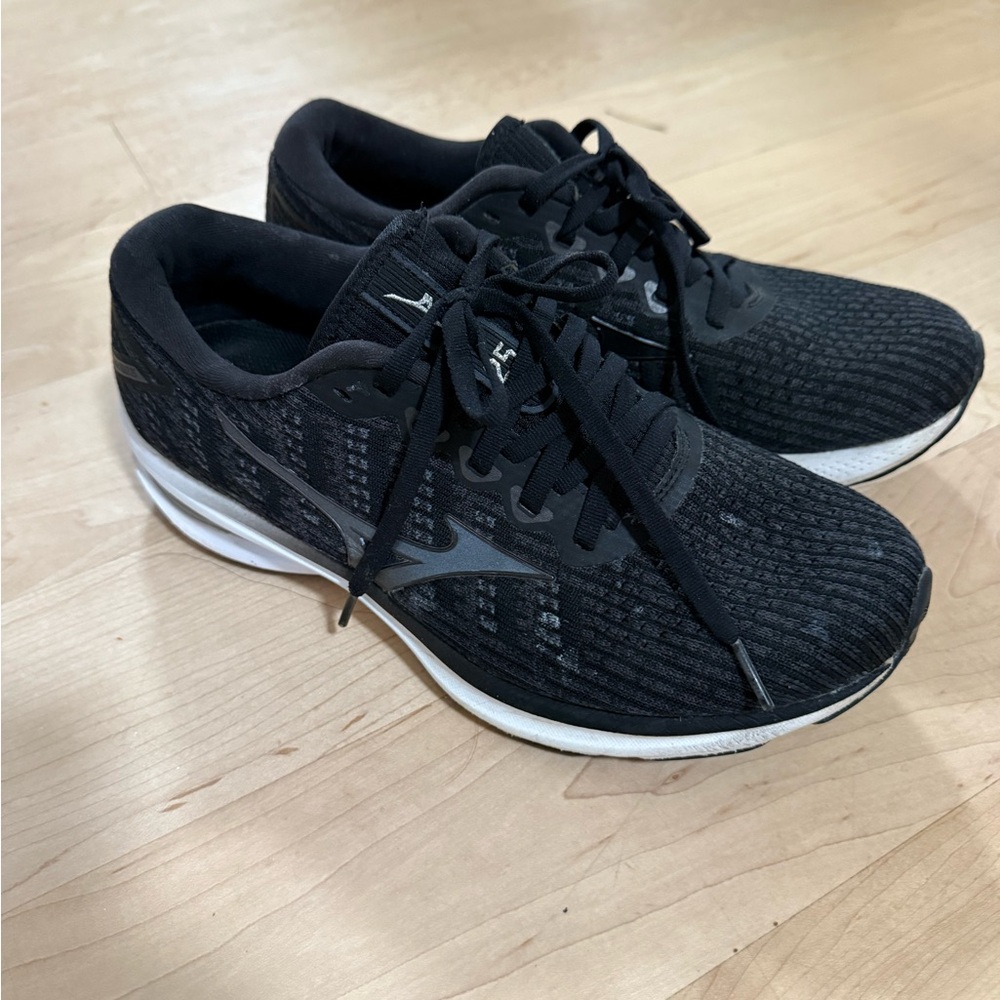Mizuno Black and White Running Shoes